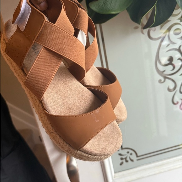 Women's Tan Sandals with mini wedge - Picture 4 of 8